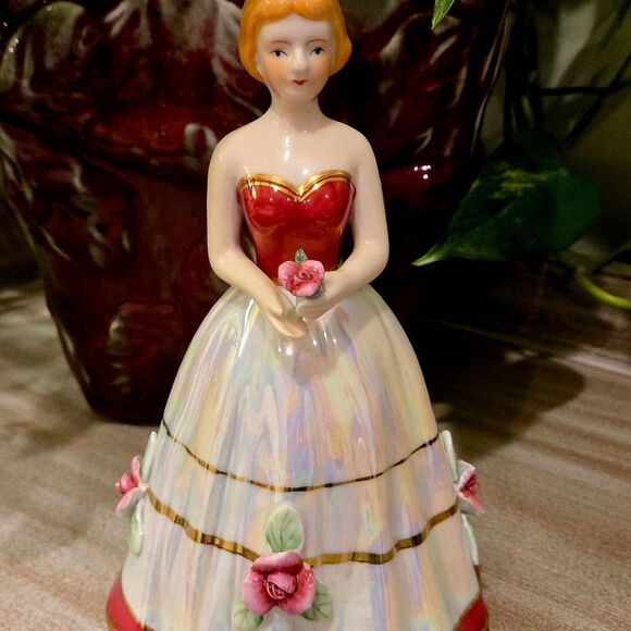VINTAGE Elegant Figurine with Red and White Iridescent Dress 8 Inches - Picture 11 of 11